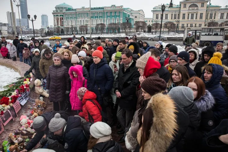 Горожане несут цветы к мемориалу памяти погибших в ТЦ "Зимняя вишня" в городе Кемерово. Екатеринбург, площадь труда, чп, мемориал, кемерово, память