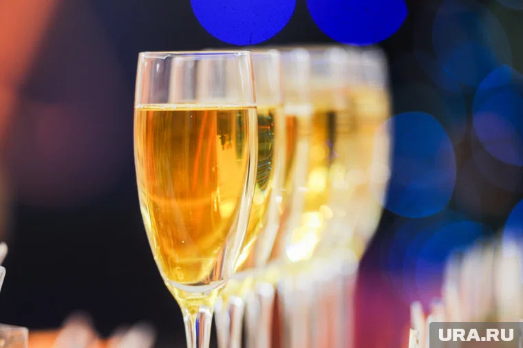 Пенкин угощал фанатов шампанским в честь годовщины, как он получил звание заслуженного артиста РФ