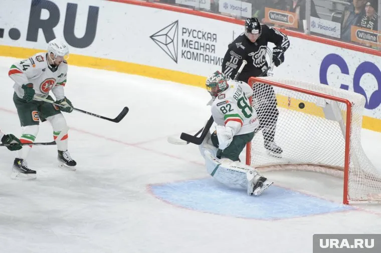 Робинсон поймал клюшкой шайбу в воздухе и отправил ее в ворота