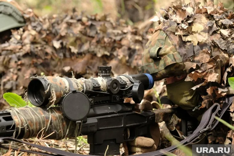 Украинский снайпер в Мариуполе застрелил ребенка в голову, рассказал «Лангепас»