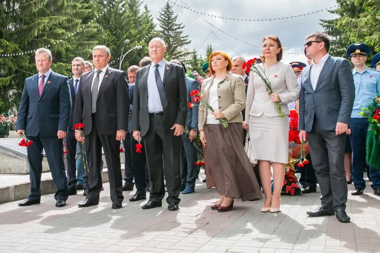 Возложение цветов в День памяти. Курган, карпов александр, сухнев виктор, гусев эдуард, кокорина лариса, чебыкин сергей, лукашук елена, ванюков роман