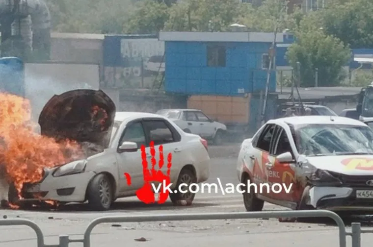 После столкновения одна из легковушек загорелась