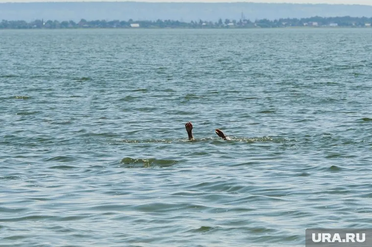 Тонувшего ребенка достали из воды и пытались откачать