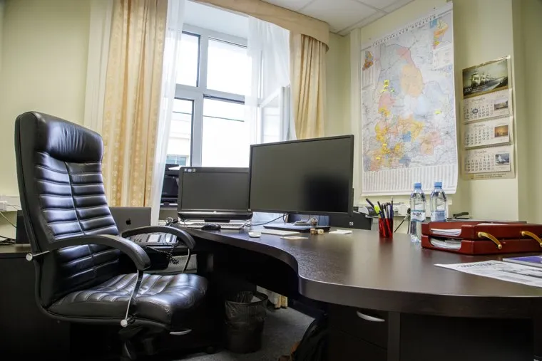 Интервью с Александром Ивановым, директором ДИП губернатора СО. Екатеринбург, пустое кресло, кабинет офис