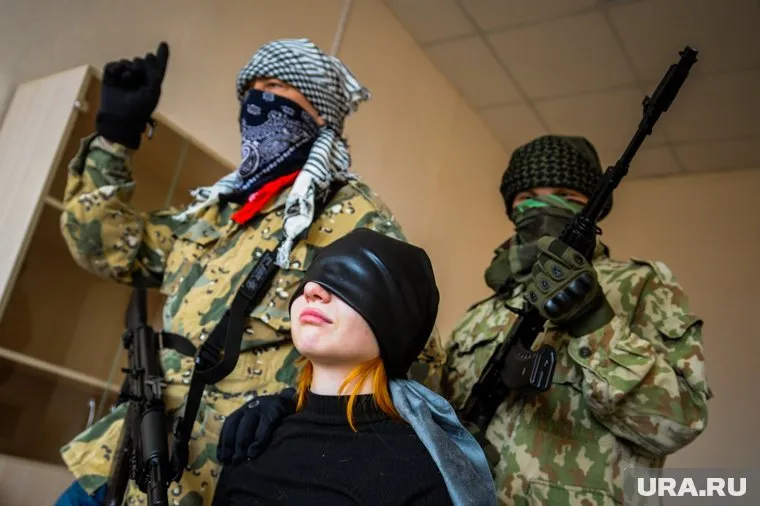 Неизвестный удерживает девушку в заложниках