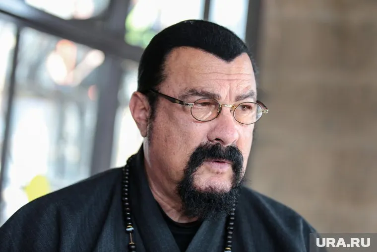 Стивен Сигал сообщил, что, если понадобится, то он умрет за Владимира Путина