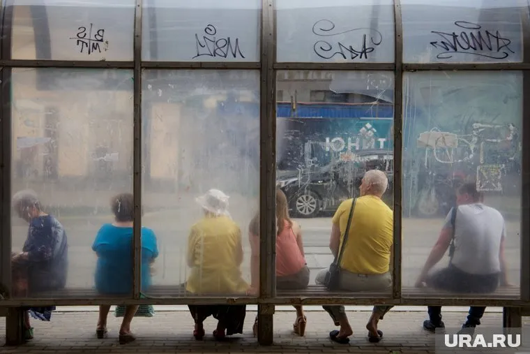 Охранять остановки от вандалов — одна из задач дружинников