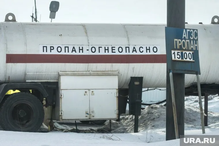 Грузовик развернуло посреди дороги