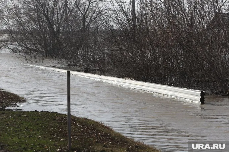 Вода вышла на дорогу, из-за чего движение перекрыли (архивное фото)