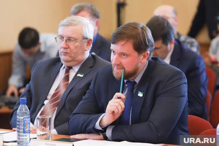 Юрий Калинин (справа) снял свою кандидатуру с выборов в гордуму