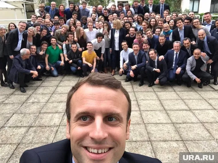 Макрон не рассказал публике о содержимом своего пакетика