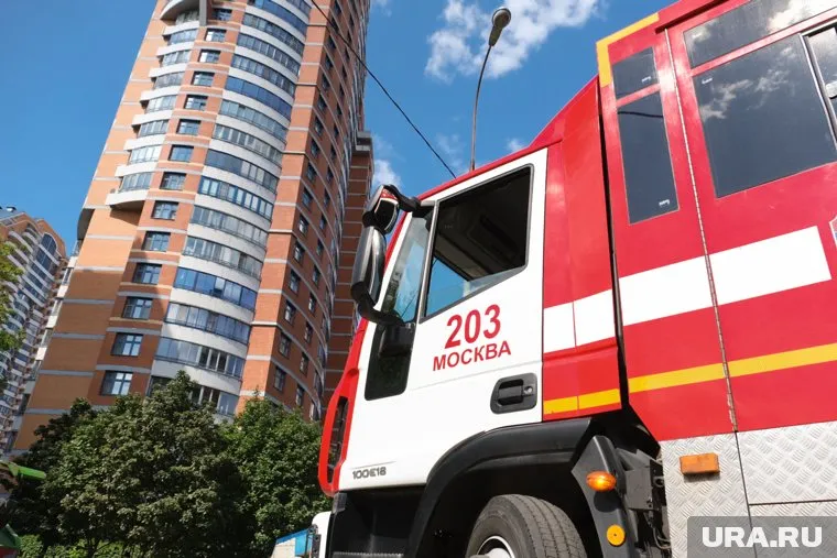 На месте происшествия работают специалисты спецслужб