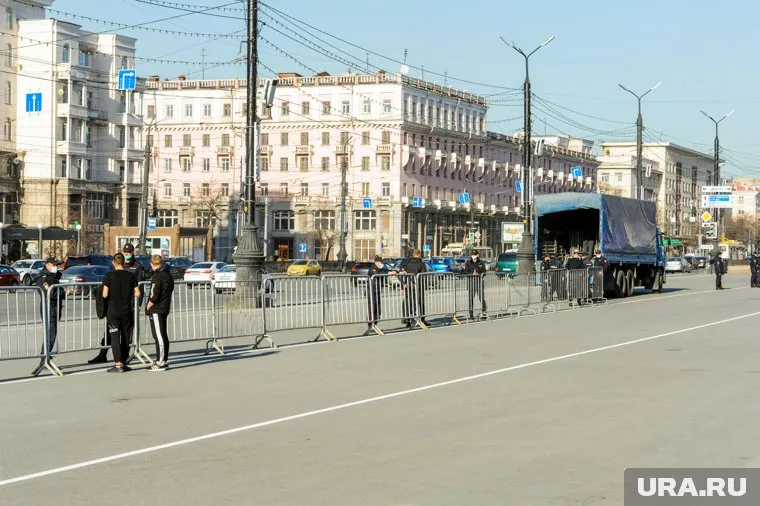 На Площади Революции выставили ограждение, но людей там собралось немного
