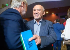 Легендарный советник свердловских губернаторов променял политику на огород