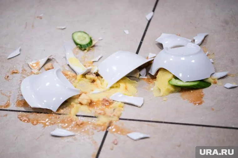 Детей в лицее кормят едой с личинками и тараканами