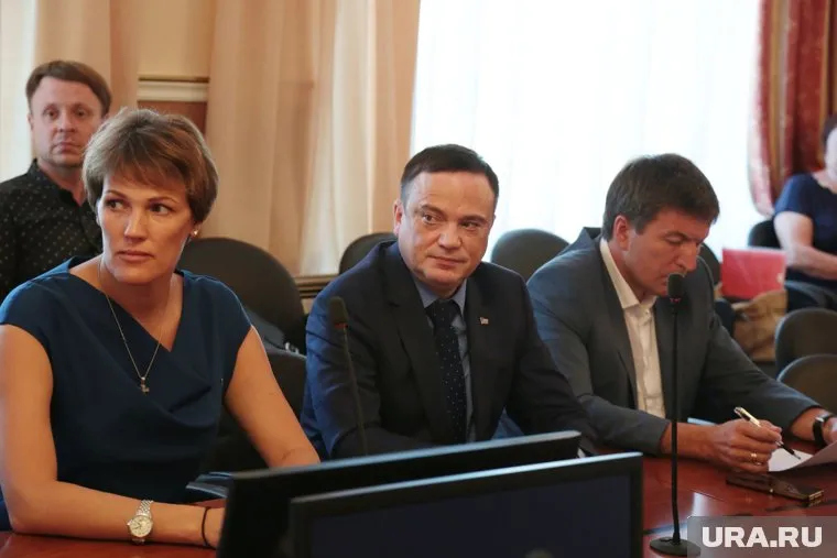 За столом три кандидата ( слева направо: Ирина Филатова, Олег Постников и Олег Хараськин) – довольными домой ушли только двое