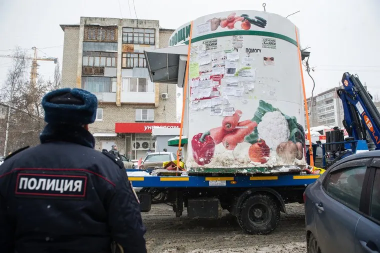 Вывоз киосков с улицы Ракетная, 2. Екатеринбург, полиция россии, демонтаж киоска
