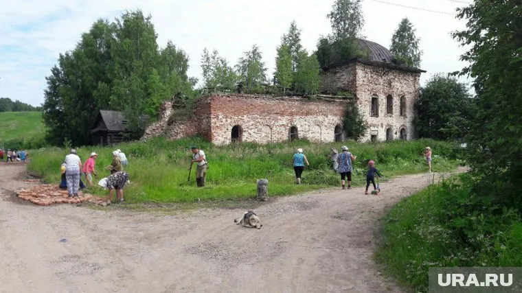 Жителей Пыскора, которые хотели помочь селу, обвинили в вандализме