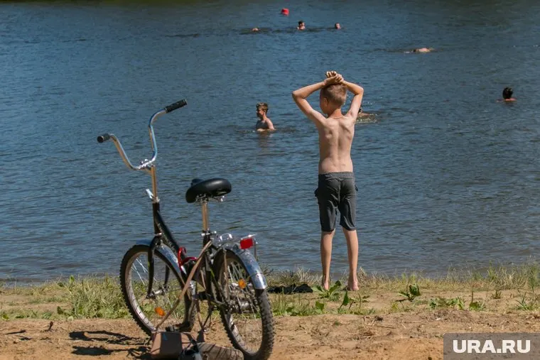 Курганцы не стали ждать официального открытия купального сезона