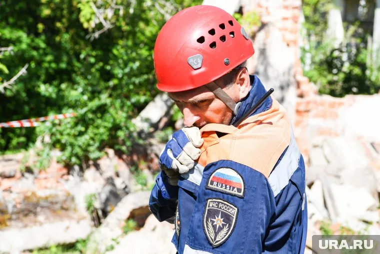 Спасатели достали иностранца из шахты дома в Екатеринбурге