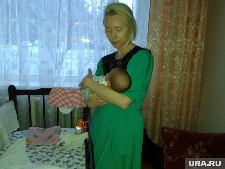Ева так привыкла к новой маме, что засыпает только на ее руках