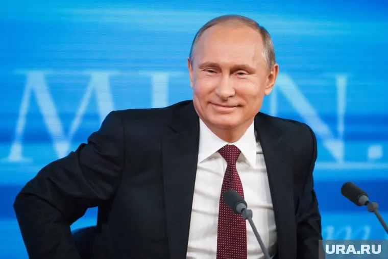 Владимир Путин познакомился с кошкой Муркой в Хакасии