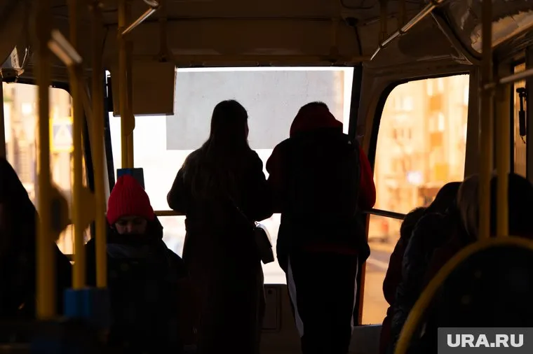 Возгорание началось с замкнувшего кабеля под потолком салона