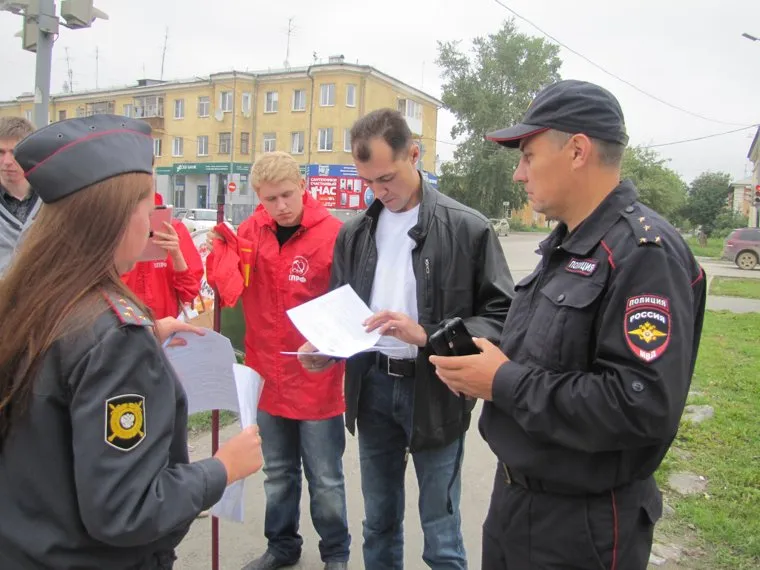 Пикет против переименования улиц. Верхняя Пышма, пикет, полиция, файфер игорь
