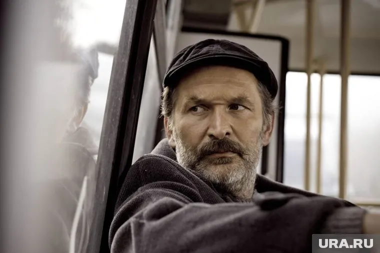 Выход Федора Добронравова на сцену был встречен бурными аплодисментами