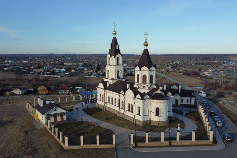 Год назад митрополит Екатеринбургский и Верхотурский Евгений совершил чин освящения возрожденной святыни