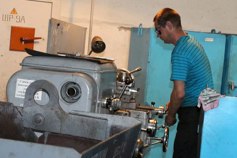 Завод Курганстальмост.Курган, рабочий у станка, цех завода