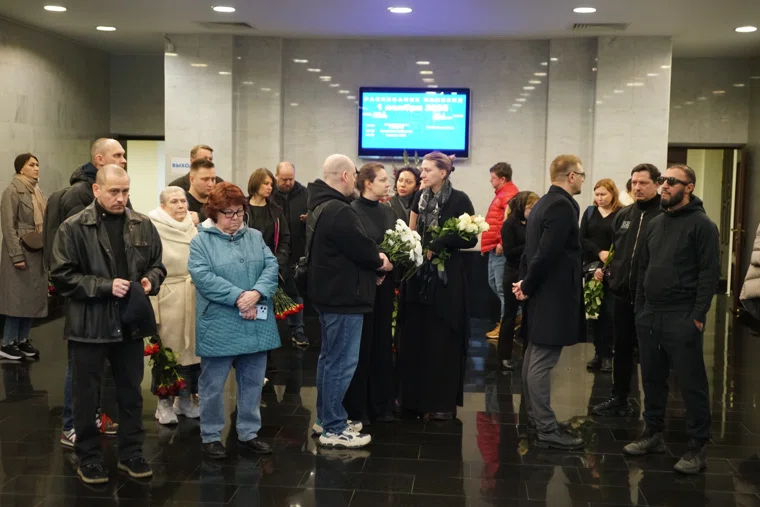 На церемонию прощания пришли родные и близкие скончавшегося актера