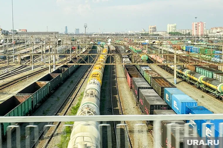 Сотрудники МЧС ожидают спецтехнику, чтобы поднять вагон