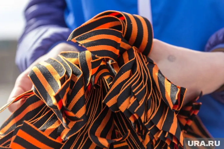 Нефтеюганцы жалуются на подростков, топчущих георгиевские ленты