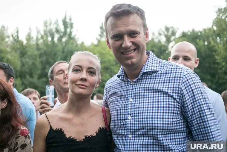Жена Алексея Навального Юлия считает дизайнера Лебедева трусом