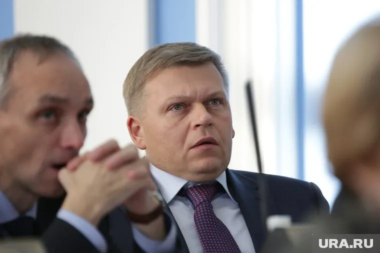 Мэр Перми отправил глав районов контролировать очистку крыш домов от снега