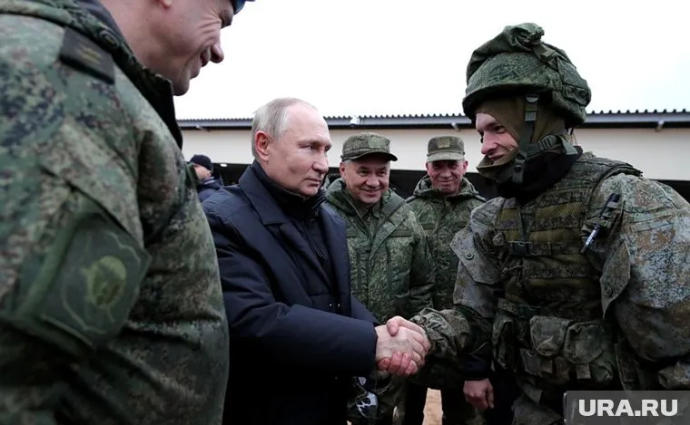 Президент РФ Владимир Путин поставил задачу без волокиты обеспечивать современным вооружением и экипировкой российскую армию