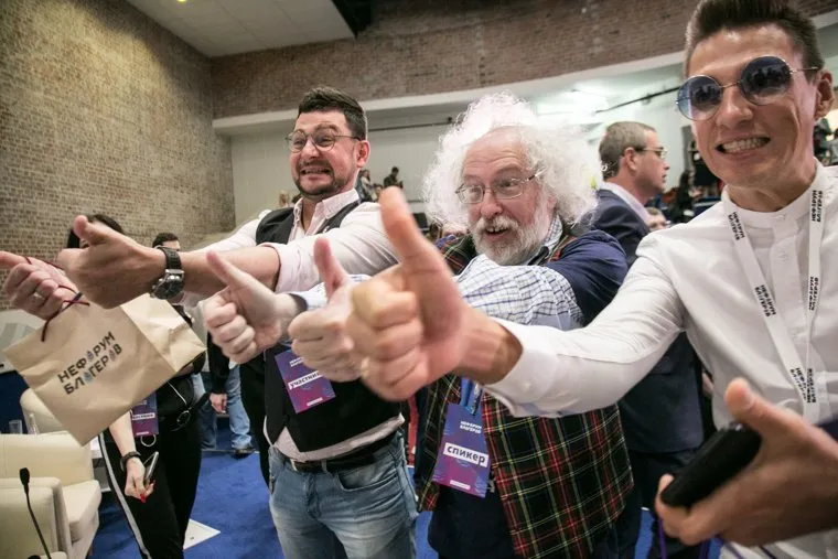 Форум блогеров "Нефорум", Тюмень, Венедиктов Алексей, большие пальцы вверх