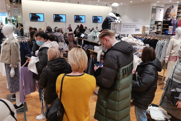 Магазины Пандора, Адидас и Юникло в ТРЦ Гринвич после объявления о закрытии. Екатеринбург