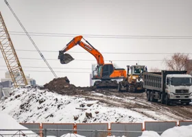Труба придавила кисть: на Ямале судят машиниста за травму коллеги