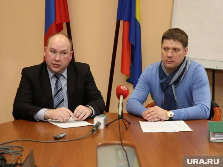 Александр Воробьев (слева) подозревается в госизмене