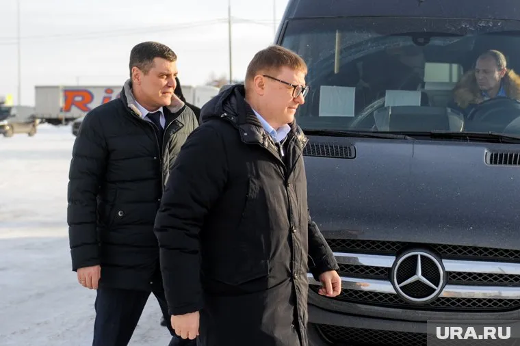 В праздничную дату Алексей Текслер (в центре) предпочел уехать из Челябинска в Южноуральск
