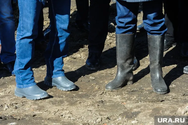 Один из сбежавших может быть одет в резиновые сапоги