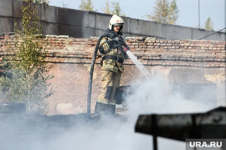 На месте возгорания работает около 50 пожарных