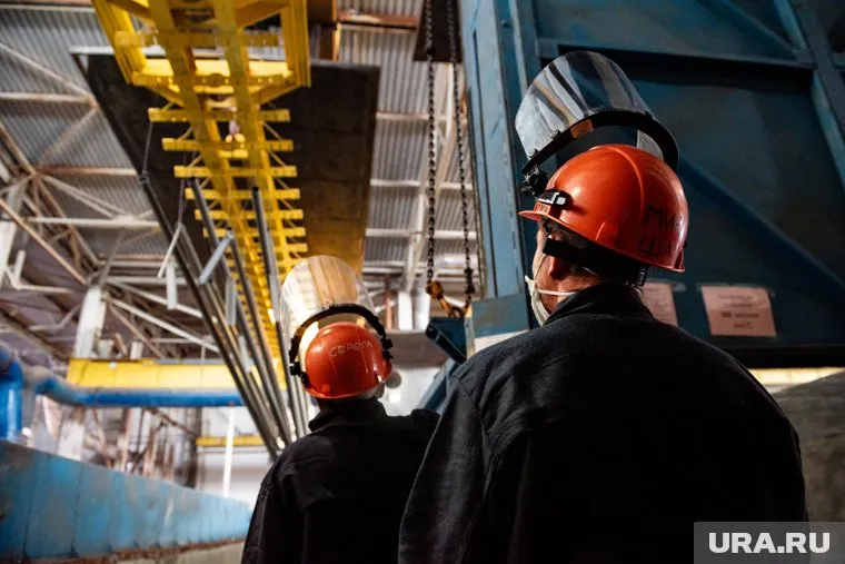 Рабочих завода отстранили без сохранения зарплаты