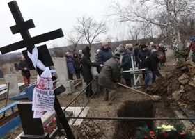 Как дети Донбасса хоронили своих учительниц