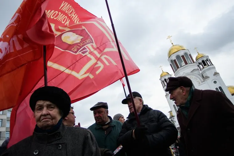 Митинг по случаю столетия Комсомола. Екатеринбург, коммунисты, храм на крови, церковь, старики, старость, коммунизм, советский союз, рпц, религия, комсомол, русская православная церковь, молодежная политика, православие, пенсионеры