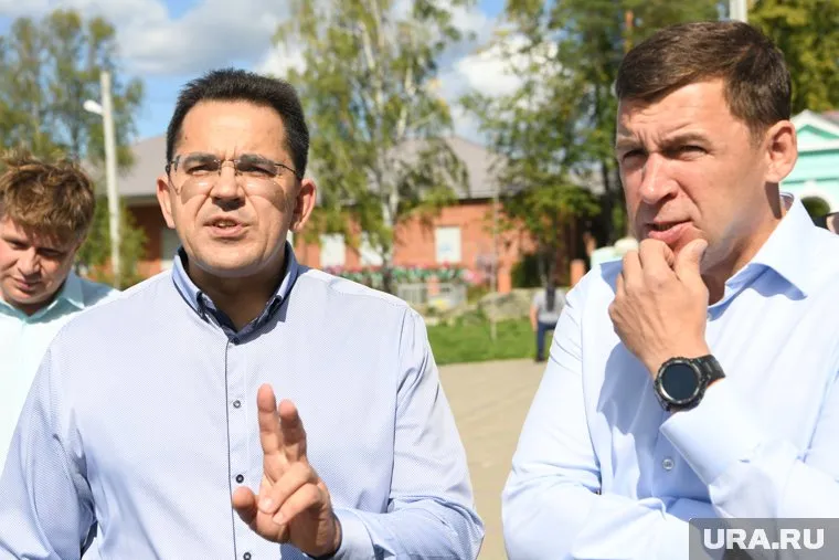 Евгений Куйвашев (справа) стал арбитром в споре жителей Краснотурьинска с администрацией Александра Устинова (слева)