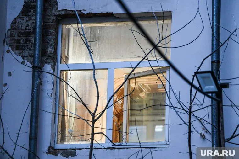 В дом злоумышленник проник, разбив окно