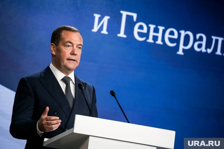 Дмитрий Медведев сделал заявку на возвращение в большую политику, из которой он выпал во время выборов